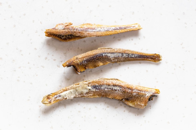 Alguns peixes secos de anchova fecham em cinza