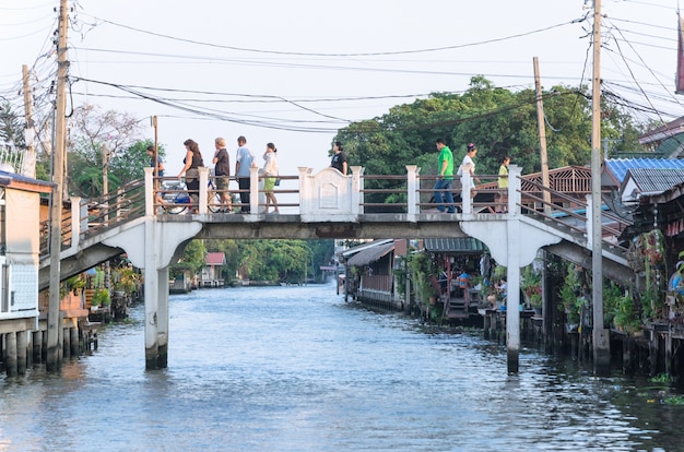 Alguns turistas atravessam a ponte