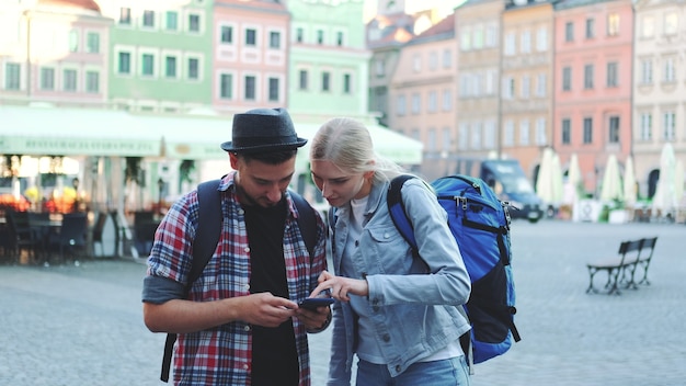 Alguns turistas usando smartphone e admirando os belos cenários. Eles vão passear no início da manhã.