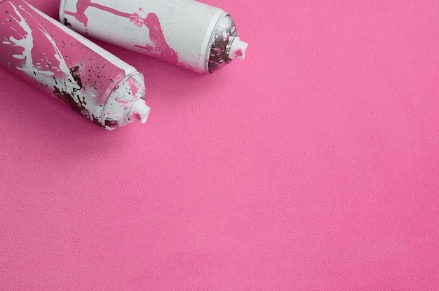 Alguns usaram latas de aerossol rosa com gotas de tinta