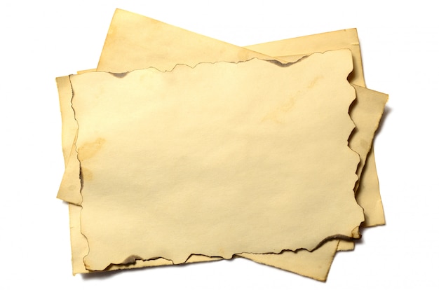 Alguns velhos pedaços em branco do antigo manuscrito de papel em desintegração vintage ou pergaminho