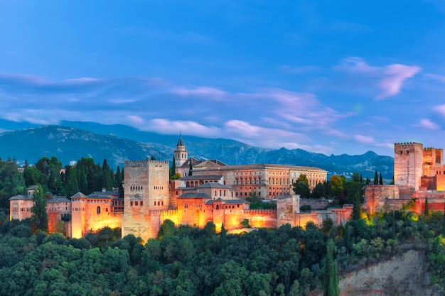 Alhambra à noite em Granada Andaluzia Espanha