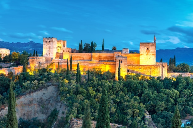 Alhambra à noite em Granada Andaluzia Espanha