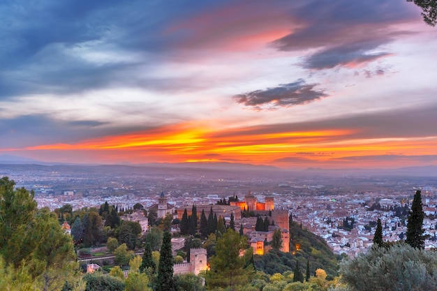 Alhambra al atardecer en Granada Andalucía España