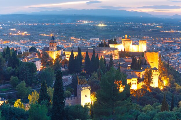 Alhambra bei Sonnenuntergang in Granada Andalusien Spanien