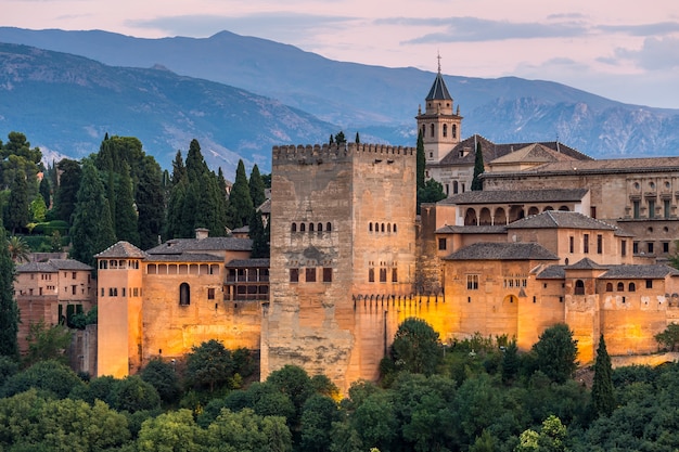 Alhambra von Granada während der Sonnenuntergangzeit, Spanien