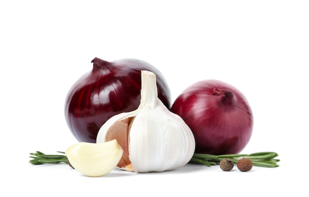 Alho cebola pimenta da Jamaica e alecrim no fundo branco