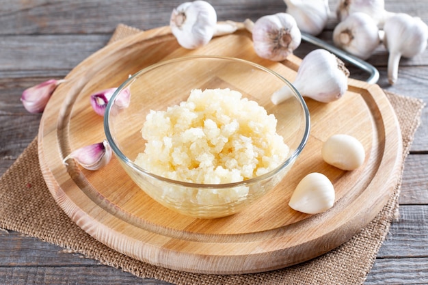 Alho congelado. Purê de alho congelado na mesa. Conceito de alimentos congelados