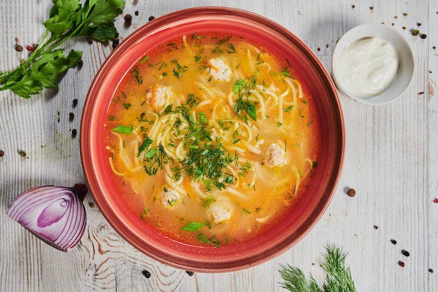 Alho de batata espanhola e sopa de chouriço em uma tigela