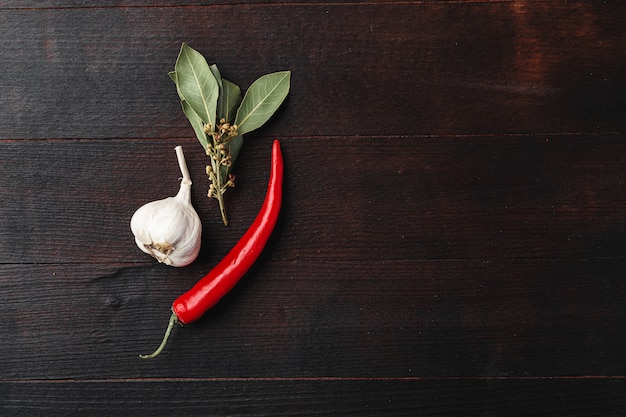 Alho e pimenta na mesa de madeira escura