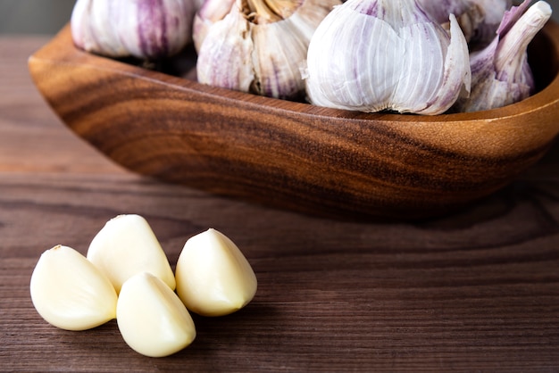 Foto alho em uma mesa de madeira. especiarias saudáveis, comida saudável