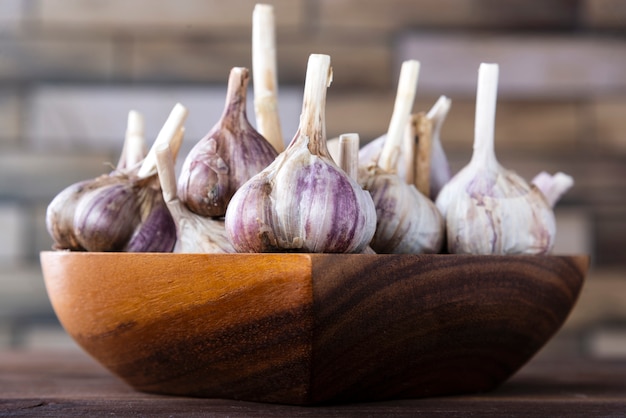 Alho em uma mesa de madeira. Especiarias saudáveis, comida saudável