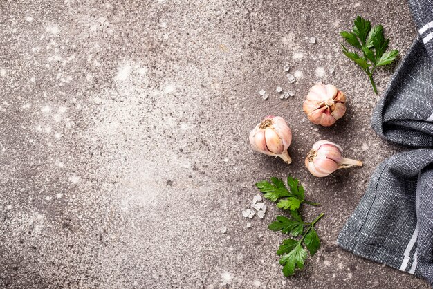 Foto alho fresco na superfície cinza