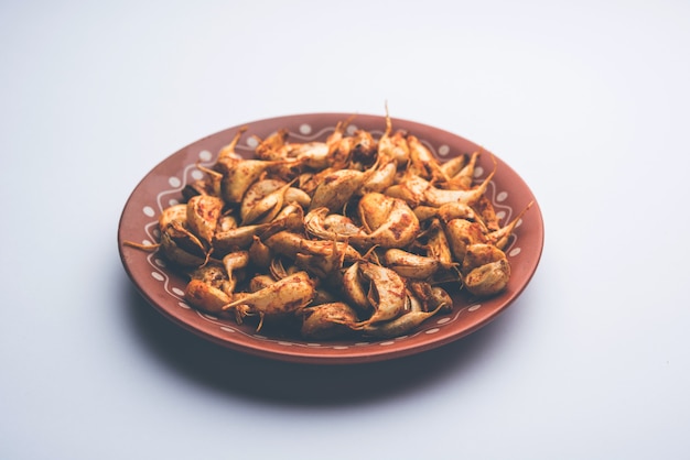 Alho frito ou tala hua lahsun em hindi, é um acompanhamento ou lanche popular de maharashtra, na índia