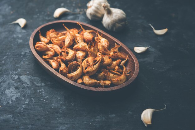 Alho frito ou Tala Hua Lahsun em hindi, é um acompanhamento ou lanche popular de maharashtra, na Índia