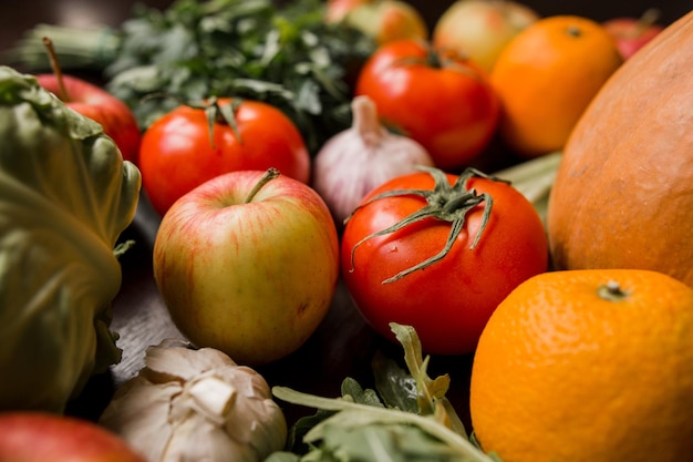 Alho tomate verde e legumes na mesa