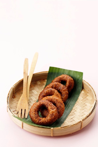 Ali agrem é um lanche tradicional de Karawang West Java em forma de um pequeno donut feito de farinha de arroz e açúcar mascavo