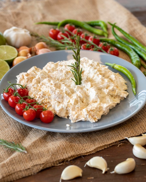 Ali nazik meze um prato tradicional turco de purê de iogurte e berinjela coberto com uma folha de hortelã Acompanhamento para kebab em um prato de barro em um fundo de madeira com espaço de lança Postura plana