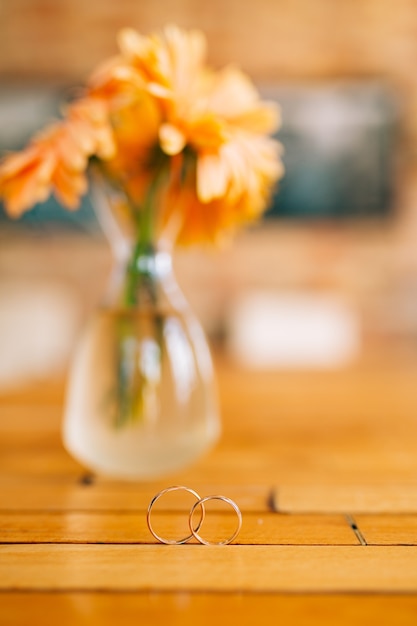 Alianças com flores gérbera nas costas