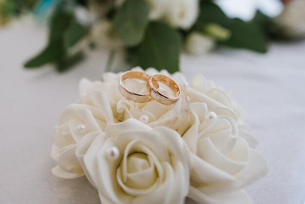 Alianças de casamento com decorações nos preparativos do dia do casamento