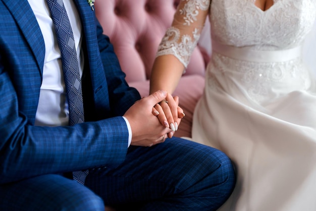 Foto alianças de casamento em closeup de mãos