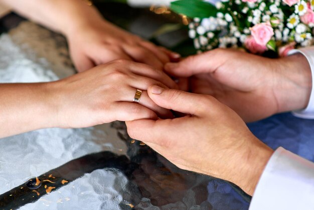 Alianças de casamento em closeup de mãos