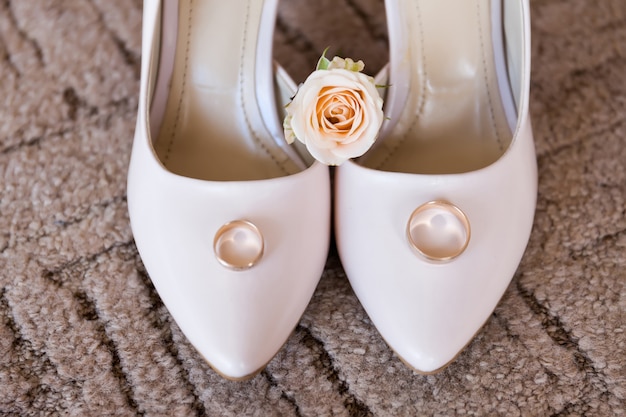 Alianças de casamento em sapatos de casamento