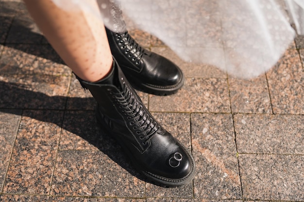 Alianças de casamento em sapatos de couro preto feminino