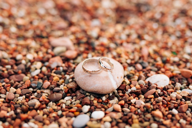 Alianças de casamento na praia seixos casamento joias casamento mar