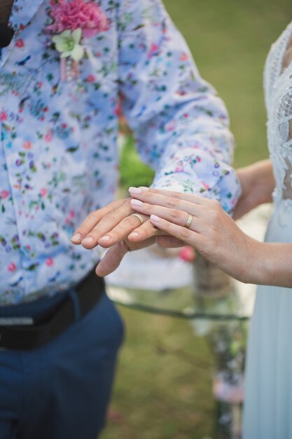 Alianças de casamento nas mãos de noivos