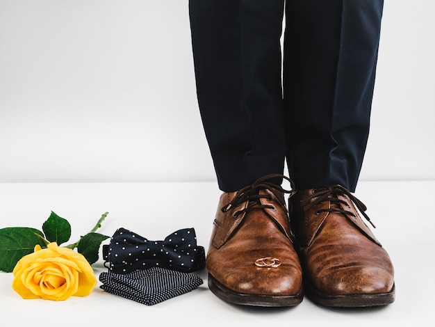 Alianças de casamento, rosa, pernas masculinas