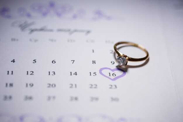 Alianças de ouro para noivos no dia do casamento