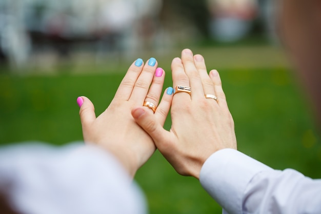 Alianças de ouro para noivos no dia do casamento