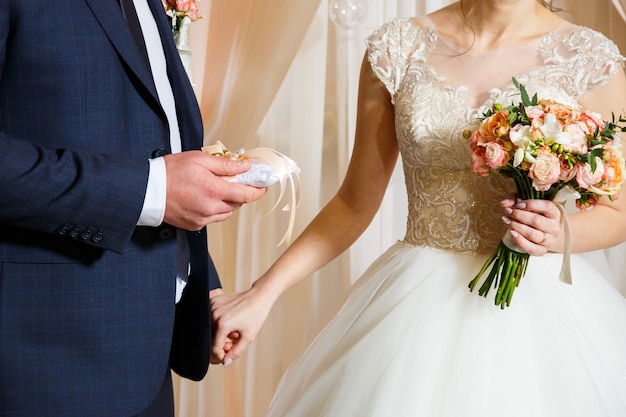 Alianças de ouro para noivos no dia do casamento