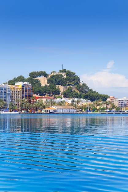 Alicante Denia vista desde el mar azul en calma