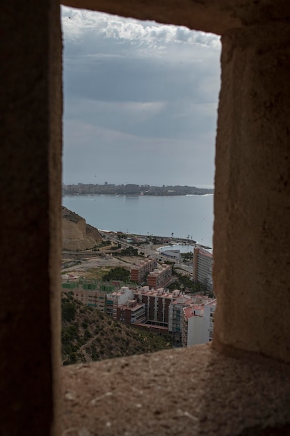 Alicante é uma cidade e um município da capital espanhola da província da comunidade valenciana