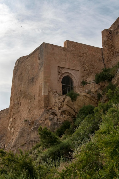 Alicante es una ciudad y municipio de españa capital de provincia en la comunidad valenciana