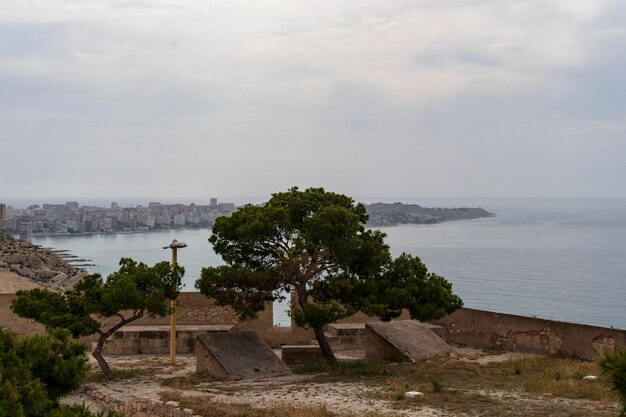 Alicante es una ciudad y municipio de españa capital de provincia en la comunidad valenciana