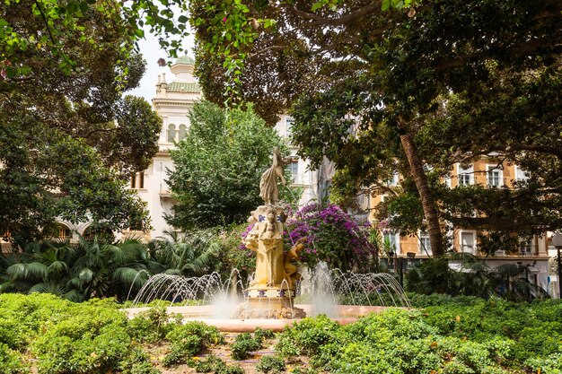 Foto alicante espanha 5 de julho de 2023 fonte na praça gabriel miro sem pessoas dia ensolarado tiro horizontal estátua com fonte no centro de alicante lugar turístico