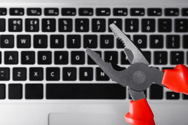 Alicates en el fondo del teclado del portátil