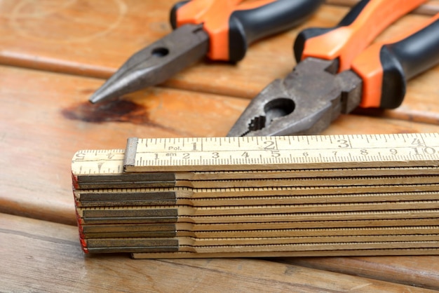 Alicates de herramientas de mano y medidor de madera