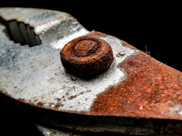 Alicates viejos hechos de acero oxidado