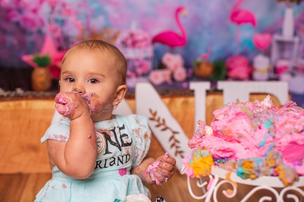 Foto alice en one-derland - celebraciones de destrozamiento de pasteles desde casa