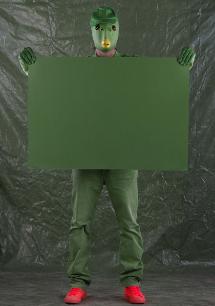 alienígena verde com cartaz verde