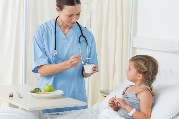 Alimentação de alimentação do médico para menina doente