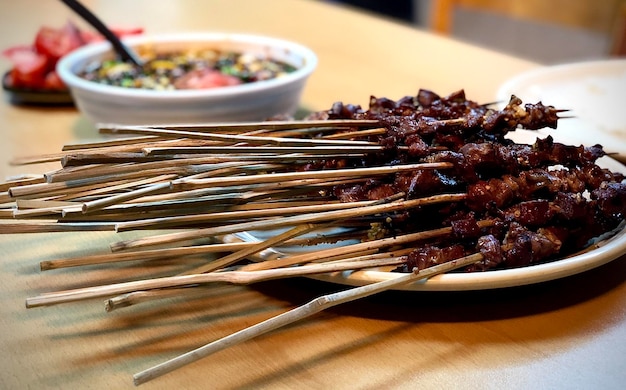 Foto alimentação indonésia sate carne de cabra