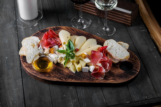 Alimentação por vela sobre a mesa no restaurante