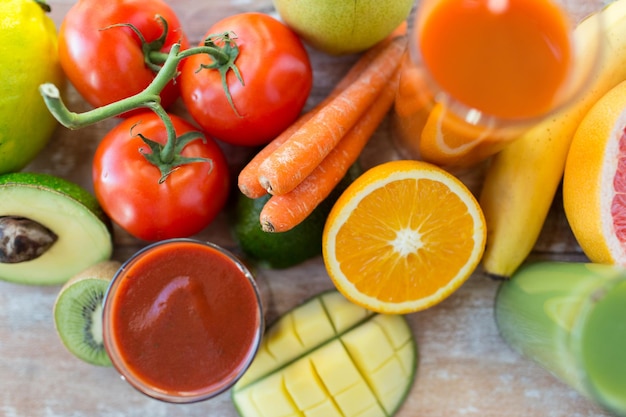 alimentação saudável, comida e conceito de dieta - close-up de copo de suco fresco e frutas na mesa