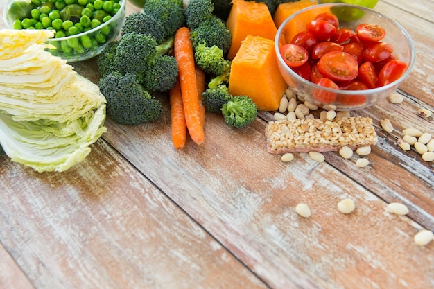 alimentação saudável, comida vegetariana, propaganda e conceito culinário - close-up de legumes maduros na mesa de madeira