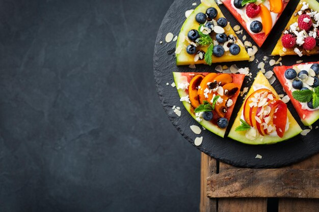 Alimentação saudável dieta e nutrição conceito sazonal de verão pizza de melancia com frutas frutas iogurte feta queijo em uma mesa vista superior plana leiga espaço de cópia